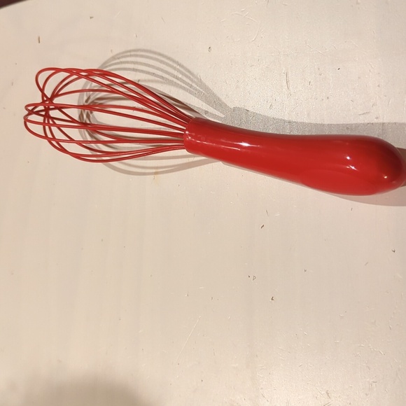 Le Creuset Red Silicone Whisk - Picture 3 of 3